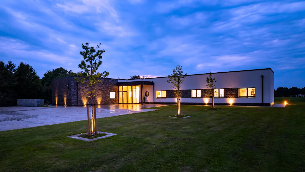 Praxis Außenansicht Farbe Dunkel